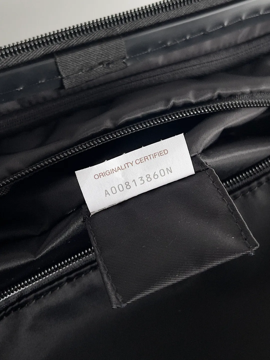 Batch 2320 BOTTEGA VENETA 2025 new Odyssey suitcase. The design of this suitcase is really amazing! ! ! ! Designed using BV’s iconic weaving process, the leather handle is made of calfskin ~ four silent caster wheels ~ and comes with a detachable leather luggage tag. Good looks and pragmatism at the same time🖤 Dear friends, do you often worry about not having the right equipment when you travel frequently? BV’s new woven plaid carry-on suitcase is tailor-made for our business trip party😎. This woven plaid design is so unique that you can distinguish it from others at the airport at a glance, so you no longer have to worry about picking up the wrong one. And the size is just right, so you can easily take it on the plane and avoid the trouble of waiting for check-in. Style number: 822479 Size: 55*35*21cm